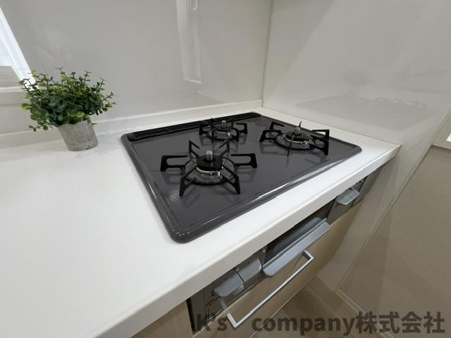 ◎藤沢市鵠沼海岸5丁目　中古戸建のキッチン|同時進行ができる3口コンロ♪