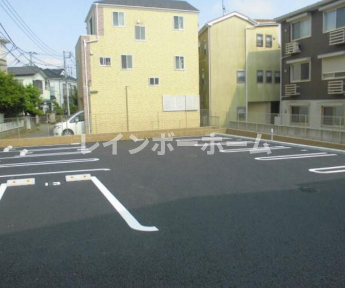クリスタ　Bの駐車場