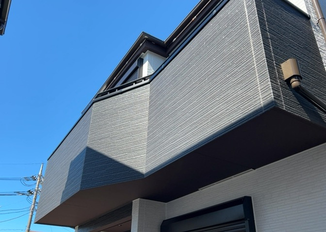 【バルコニー】 | バルコニーは、室外の専用スペースのうち、「屋根がなく開放された空間」であるものを指します。ベランダより広いタイプのものが多く、日当たりもよいため家庭菜園などを楽しみたい人にとって適した環境となります。