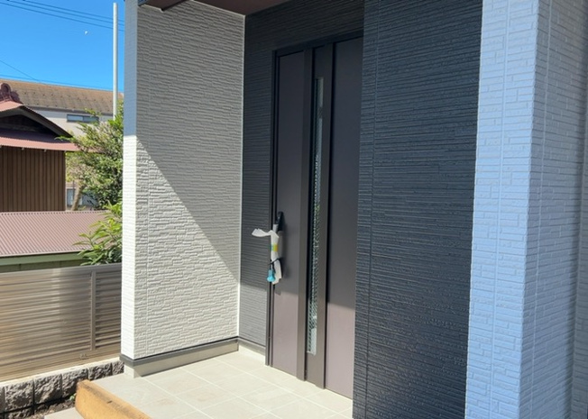 【構造・工法・仕様】 | 木造住宅とは土台、壁、柱など建築物の強度を支える構造体の材に木が使用されている構造を指します。構造体は建物の自重を支えるだけではなく風圧や水圧、積裁荷重などあらゆる衝撃に耐えるための基礎です。