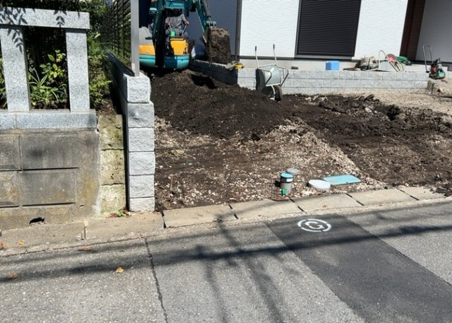 【前面道路含む現地写真】 | 道幅が狭い場所は比較的土地の値段が低いことが多く、また交通量が少ないため騒音が少なく静かな環境で過ごせます。また、小さいお子様がいるご家庭も安心です。一方で車の駐車が難しいというデメリットもあります。