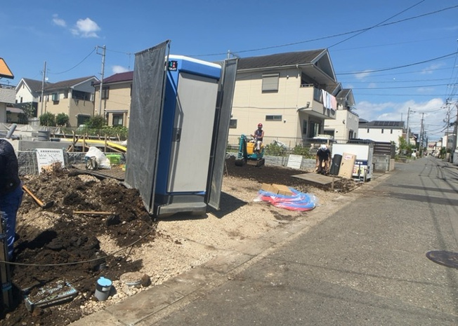 【前面道路含む現地写真】 | 住宅用の土地では前面道路に2m以上接していなければならないと法律で定められています。しかし、お持ちの車のサイズやライフスタイルなどにより、2mでは利便が悪い場合もございますので、事前に確認しましょう。