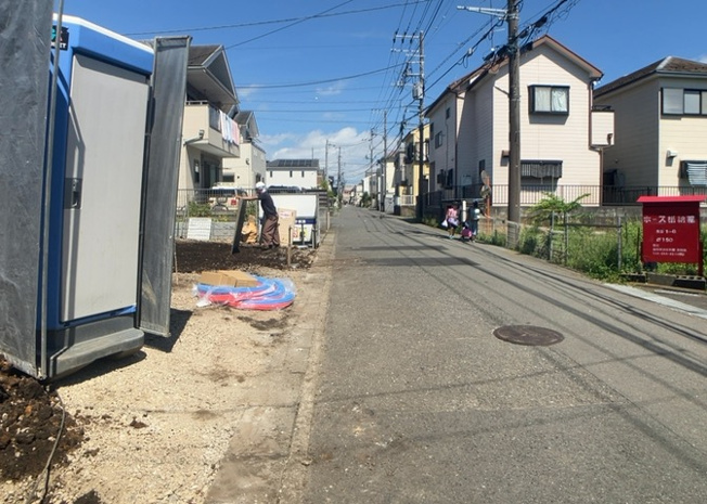 【前面道路含む現地写真】 | お持ちの車種によっては前面道路が広い方が便利でしょう。しかし、前面道路が広ければその分交通量が多くなるため、騒音などが気になる場合があります。実際に現地を見学し、周辺交通量や騒音などを確認しましょう！