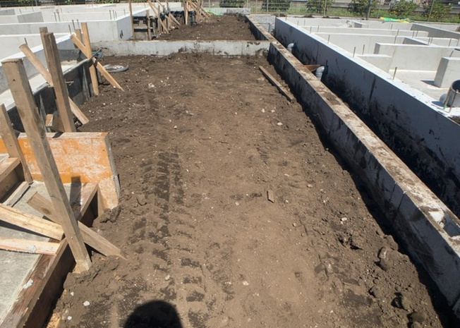 【庭】 | 庭があることでガーデニングや家庭菜園はもちろん、こどもの遊び場やペットを放して遊ぶことができます。また、家の周囲に余裕があるということです。隣地との間があれば、十分な日当たりと、風通しが確保できます。