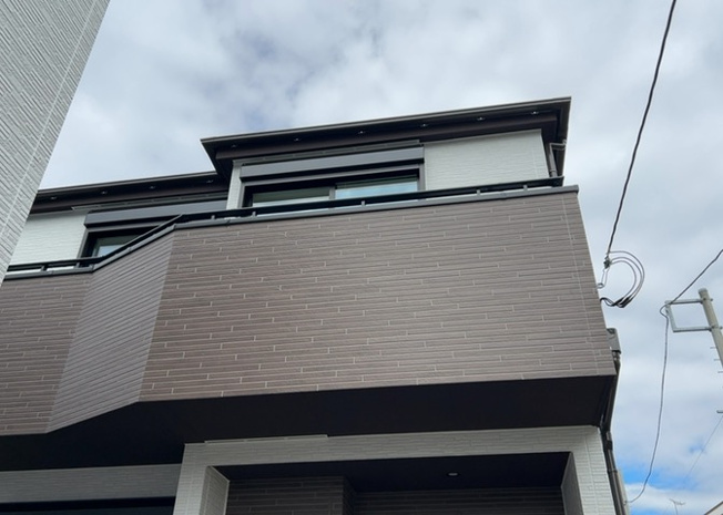 【バルコニー】 | バルコニーは、室外の専用スペースのうち、「屋根がなく開放された空間」であるものを指します。ベランダより広いタイプのものが多く、日当たりもよいため家庭菜園などを楽しみたい人にとって適した環境となります。