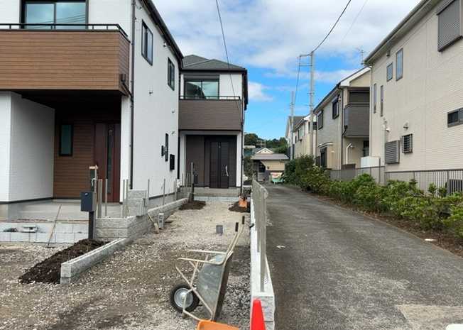 【外観】 | 現地に行くなら、物件の周囲の地形がどうなっているかを見ることも大切です。周辺より低くなっている土地では、大雨などで水が集まりやすいため、地盤が弱くなっているということも考えられるため、注意が必要です。