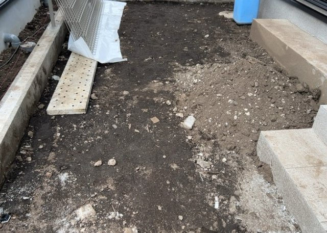【前面道路含む現地写真】 | 道幅が広い場所は日当たりや風通が良好です。幅が広いのですれ違いも可能ですし大きな車でも駐車可能！一方で、大型車が通ることも多くなるため交通量の増加により騒音に繋がります。また土地の値段が高くなります。