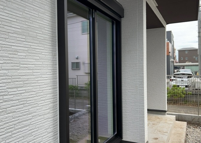 【玄関】 | 玄関は、狭すぎると複数人で使いにくく、広すぎても無駄な空間になりがちです。最低2畳を目安にして、家の広さとの兼ね合いや家族の人数を考慮して決めるとよいでしょう。現地を見学して快適な玄関を選びましょう！