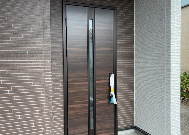 【玄関】 | 玄関ポーチにおいて最も重視すべきと言っても良いのが広さです。適切な広さの玄関ポーチでないと外見的なバランスは崩れてしまいますし、何より使いにくくなってしまいますので、現地で実際に下見をしてみましょう！