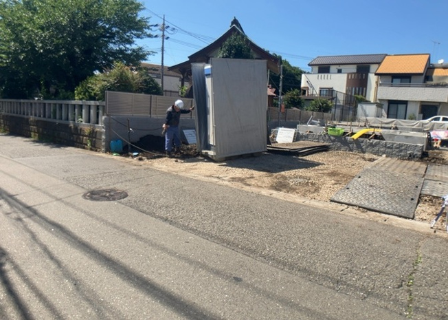 【前面道路含む現地写真】 | 住宅用の土地では前面道路に2m以上接していなければならないと法律で定められています。しかし、お持ちの車のサイズやライフスタイルなどにより、2mでは利便が悪い場合もございますので、事前に確認しましょう。