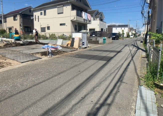 【前面道路含む現地写真】 | お持ちの車種によっては前面道路が広い方が便利でしょう。しかし、前面道路が広ければその分交通量が多くなるため、騒音などが気になる場合があります。実際に現地を見学し、周辺交通量や騒音などを確認しましょう！