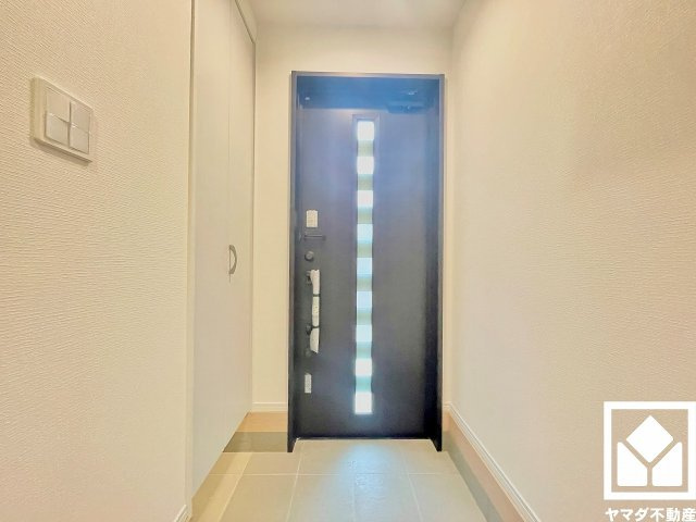 尼崎市大庄北５丁目の玄関|玄関にはたっぷりの収納スペースを設置。ベビーカーやアウトドア用品まですっきり収まり、いつでも整った空間に。
