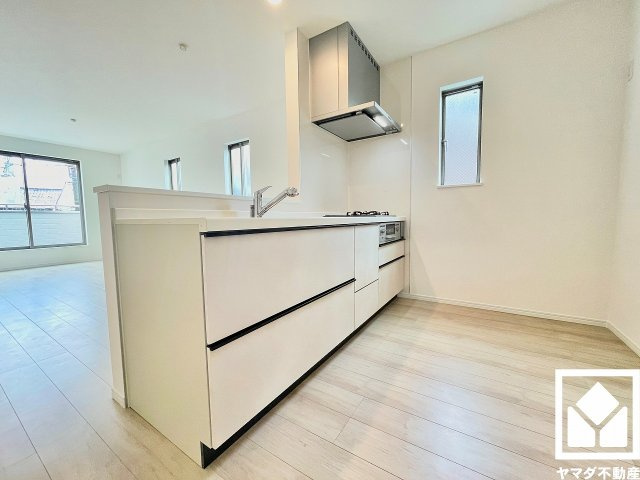 尼崎市大庄北５丁目のキッチン|キッチン横には窓がございますので、昼間は手元が明るく、お料理がはかどります。