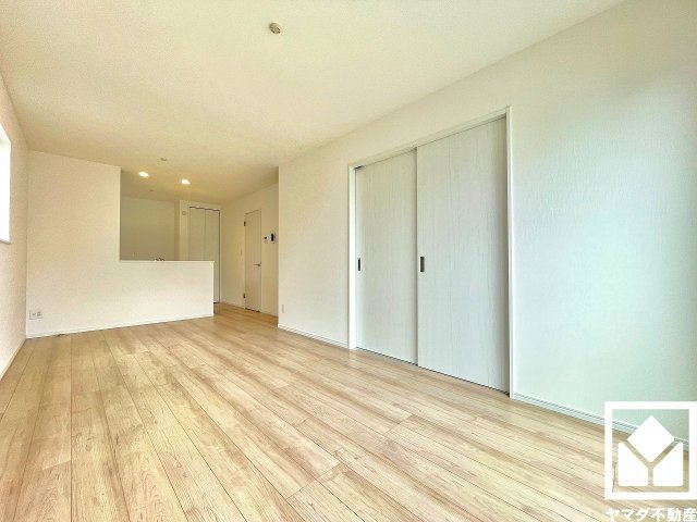 尼崎市大庄北５丁目の居間・リビング|プライバシー・採光に配慮された2階リビングです。家族全員がリラックスできる、ゆったりとした快適リビングで温かい団らんの時間を。