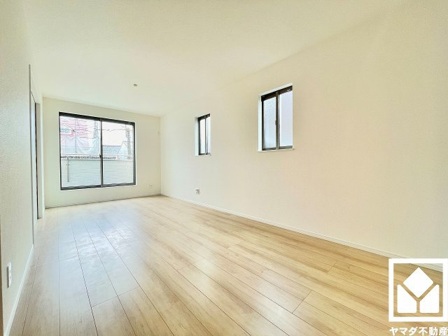 尼崎市大庄北５丁目の居間・リビング|南向き・東向きの2面採光の窓から自然光を取り込む、開放感あふれる暮らし。隅々まで光が降り注ぎ、明るく心地の良い空間。
