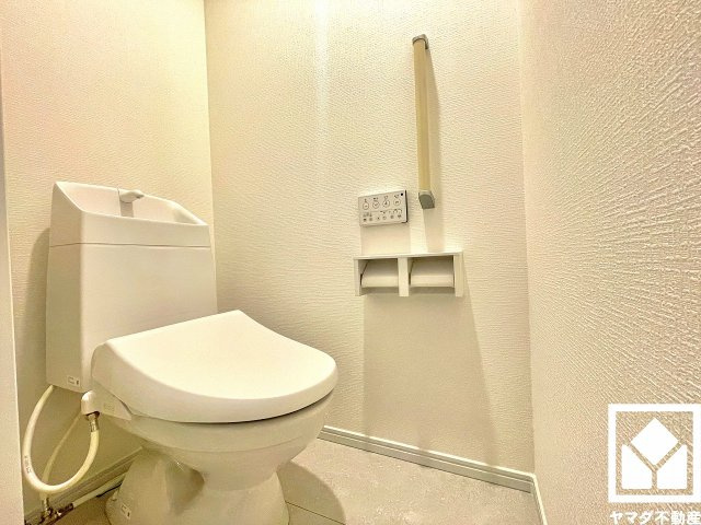 尼崎市大庄北５丁目のトイレ|明るく清潔感溢れるトイレです。1階・2階の2か所に設置されているので、朝の忙しい時間帯も混雑を避けやすい間取りです。手すり付きで、立ち座りもしやすい仕様となっています。