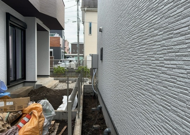 【庭】 | 庭のある家に住むことのメリットとして、子どもたちの遊び場を確保できること、ガーデニングや家庭菜園を楽しめること、明るさを確保できることがあります。また、配置を工夫することでプライバシーが確保できます。
