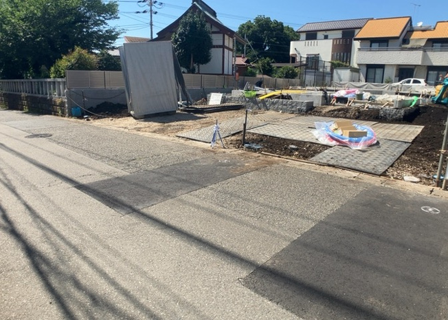 【前面道路含む現地写真】 | 住宅用の土地では前面道路に2m以上接していなければならないと法律で定められています。しかし、お持ちの車のサイズやライフスタイルなどにより、2mでは利便が悪い場合もございますので、事前に確認しましょう。