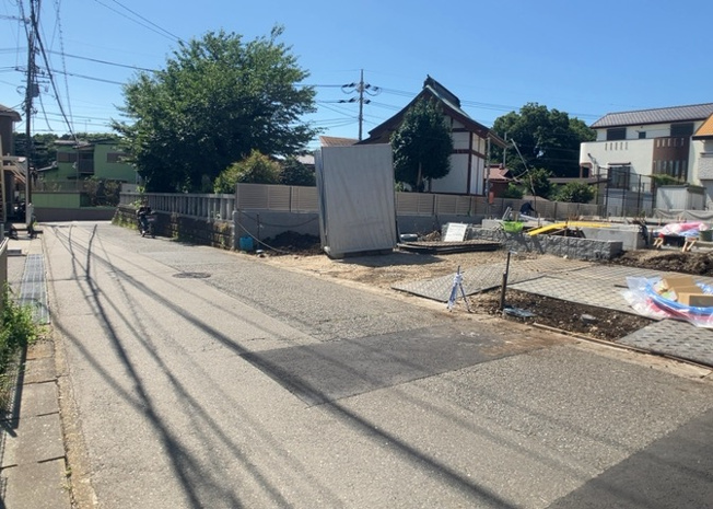 【前面道路含む現地写真】 | お持ちの車種によっては前面道路が広い方が便利でしょう。しかし、前面道路が広ければその分交通量が多くなるため、騒音などが気になる場合があります。実際に現地を見学し、周辺交通量や騒音などを確認しましょう！