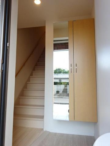 福岡市博多区板付４丁目のアパートの玄関