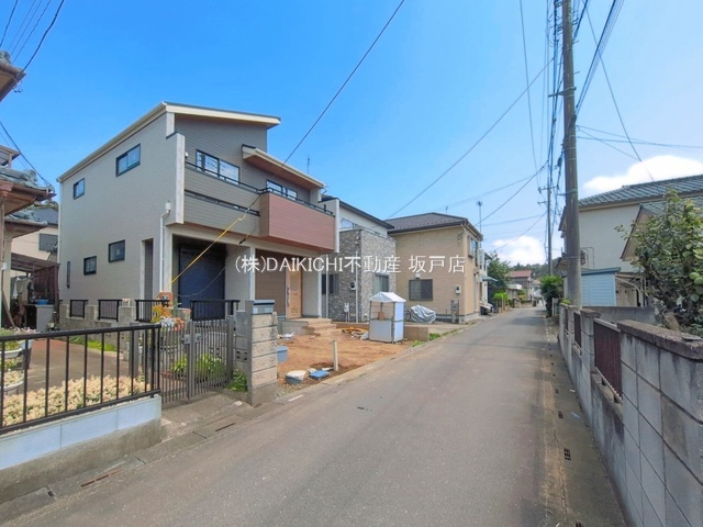 【前面道路含む現地写真】 | 鶴ヶ島市藤金7期　ブルーミングガーデン　新築戸建　全1棟　1号棟