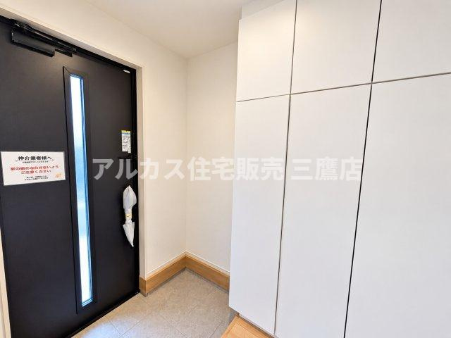 小平市仲町683番地　西武多摩湖線　一橋学園駅　新築戸建の玄関|落ち着いたダークトーンの玄関ドアと、高さのある大容量シューズボックスを備えた清潔感のある玄関スペース。
