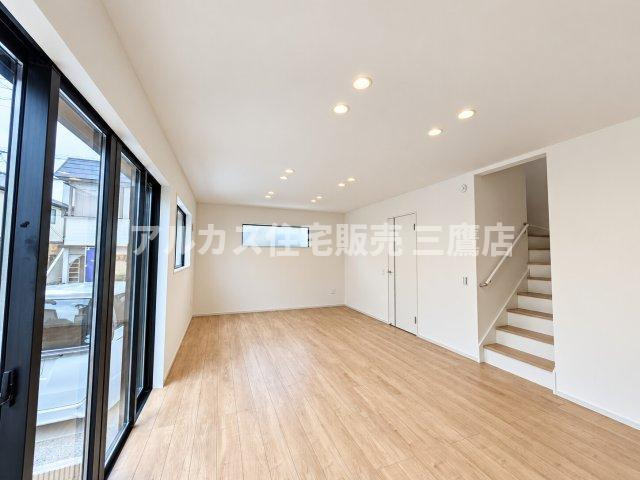 小平市仲町683番地　西武多摩湖線　一橋学園駅　新築戸建の居間・リビング|温かみのあるフローリングとダウンライトが印象的な広々としたLDK。大きな窓から自然光が差し込み、開放的なリビング空間を演出します。