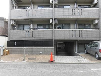 アビタ御所南の駐車場