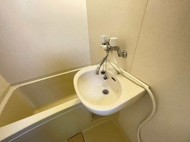 レオパレスツツミ28の洗面所