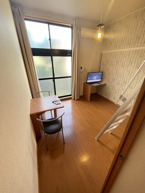 レオパレスドリーム甲東園の居間・リビング