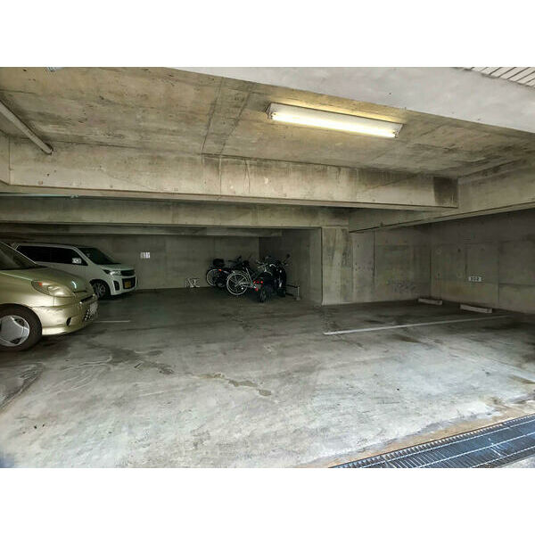 福岡市南区高宮３丁目の賃貸マンションの駐車場