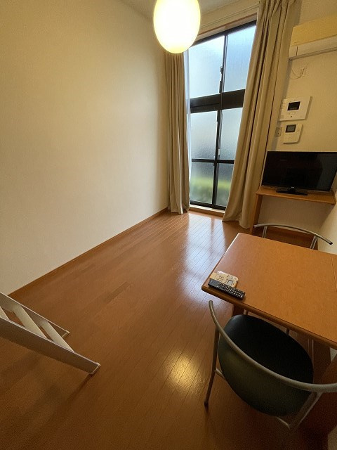レオパレス苦楽園の居間・リビング