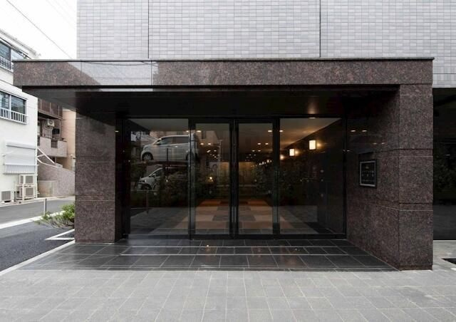 ルーブル大島参番館のエントランス