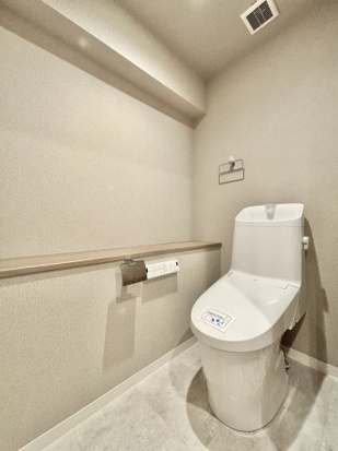 東灘ロイヤルマンションのトイレ|落ち着いた色調のトイレです