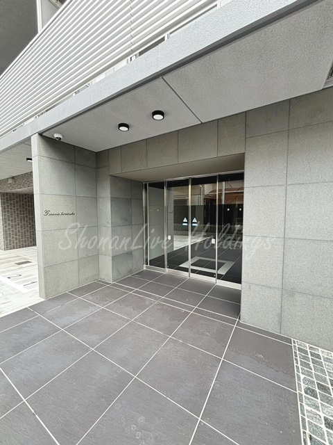 平塚市錦町の賃貸マンションのエントランス