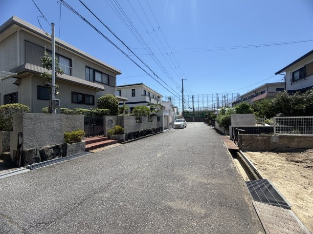 神戸市西区春日台2丁目新築戸建2号棟の前面道路含む現地写真