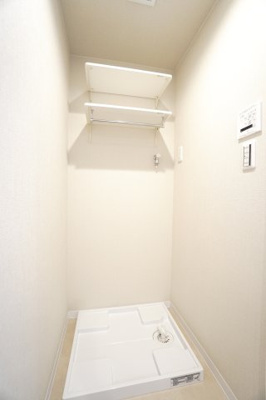 【独立洗面台】 | 【上質リノベ】藤和三筋ハイタウン | 【パウダールーム】
嬉しい、タオル掛け付きの2段可動式のリネンラック。
しかも装着が楽なワンタッチ式の給水栓！
洗濯機置場はドラム式の洗濯機も入るサイズですが、
お手持ちのサイズが入るか要確認です！