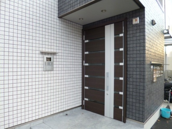 八王子市上柚木の賃貸マンションのエントランス