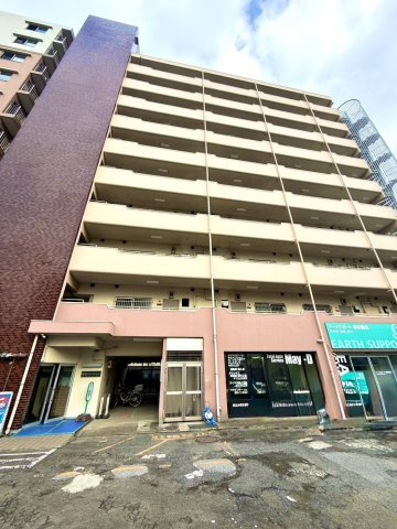鶴見リバーマンションの外観|駅までの道のりはほぼ平坦。2005年に外壁･屋上防水工事、2011年に給水管･排水管更新工事を実施しています。築年数はたっていますが管理がしっかりとなされていることがうかがえます。