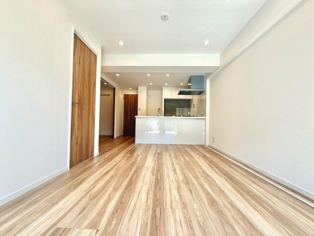 鶴見リバーマンションの居間・リビング|施工事例】
大きな開口部からやわらかな自然光が差し込むリビングは、開放感と落ち着きを兼ね備えた上質な空間。日常のひとときを穏やかに彩ります。
