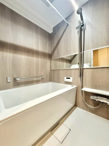 鶴見リバーマンションの浴室|【施工事例】
落ち着いた色調でまとめられた空間は、心身ともにリラックスできる穏やかなひとときを演出します。