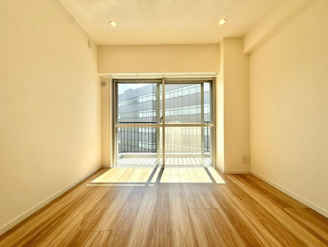 鶴見リバーマンションの洋室|【施工事例】
住まう方のライフスタイルに寄り添う、使い勝手の良い居室設計が魅力です。