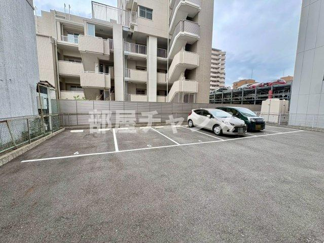 パルティール植田アネックスの駐車場
