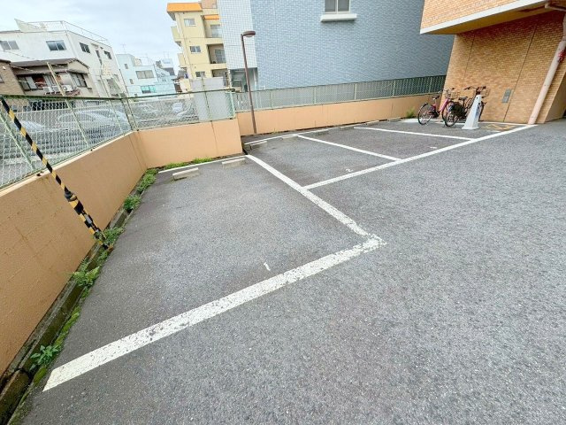 ダイアパレス新大阪の駐車場