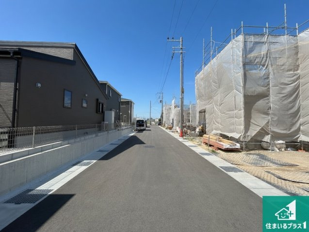 ●磯城郡田原本町黒田　新築一戸建ての前面道路含む現地写真|周辺は閑静な住宅街です。前面道路もしっかりと有りますので車の出し入れも安心ですよ！