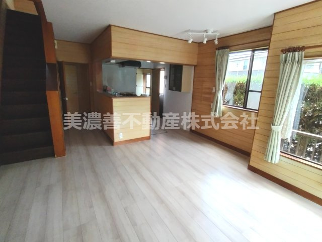 ６７１９５　岐阜市粟野東2丁目中古戸建の居間・リビング