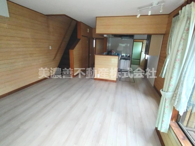 ６７１９５　岐阜市粟野東2丁目中古戸建の居間・リビング
