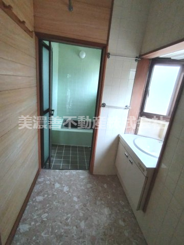 ６７１９５　岐阜市粟野東2丁目中古戸建の洗面所