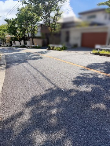 岩園町 売土地の前面道路含む現地写真|北西側道路幅員約１４．９ｍ
歩道も整備された広くて安心な道路です。