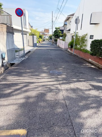 岩園町 売土地の前面道路含む現地写真|東側道路幅員約５．３ｍ
※こちらも住宅道路の幅員としては非常に広く、生活道路につき交通量も少ないのが◎